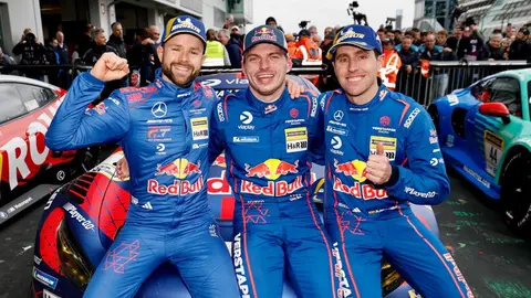 El equipo de Mercedes en la Nürburgring Langstrecken-Serie con Max Verstappen | X: @amgmotorsport