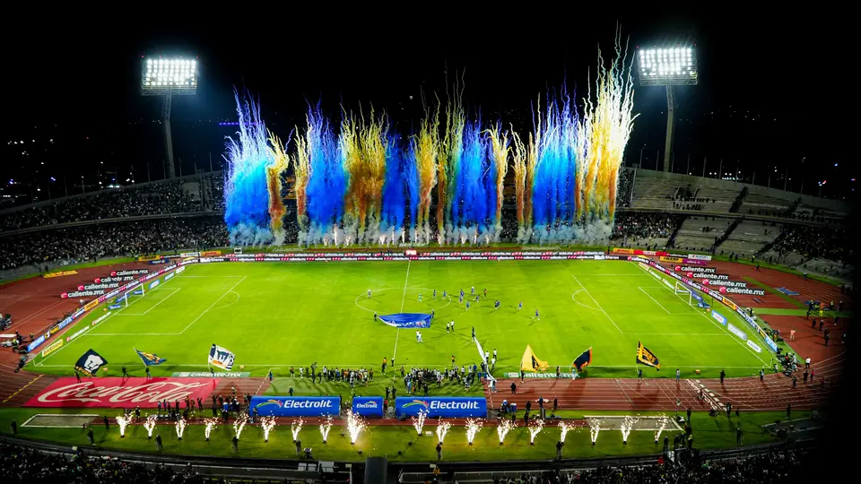 Recibimiento de La Rebel a Pumas, previo al duelo ante América en la Jornada 12 del Clausura 2026 | IMAGO7