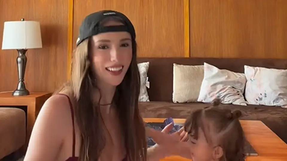 Marianne Gonzaga y su hija. / TikTok @mariannerc