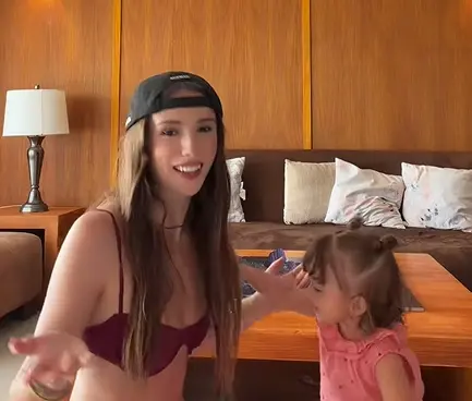 Marianne Gonzaga y su hija. / TikTok @mariannerc