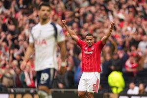 Nottingham Forest hunde al Tottenham en la lucha por la permanencia