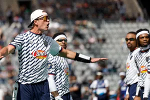 ¡No pierde el toque! Tom Brady lanza pase de anotación tras su retiro de la NFL