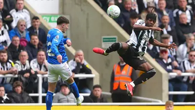 ¡Terrible! Newcastle y Sunderland se detiene tras insultos discriminatorios desde la tribuna