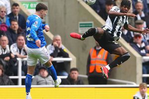 ¡Terrible! Newcastle y Sunderland se detiene tras insultos discriminatorios desde la tribuna
