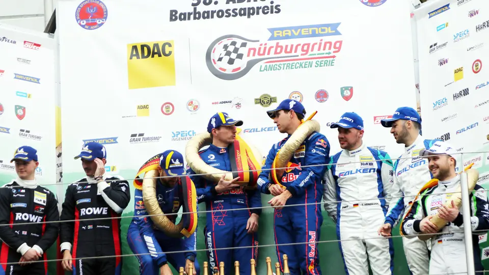 Verstappen en el podio de la Nürburgring Langstrecken-Serie antes de la descalificación | GROSBY GROUP