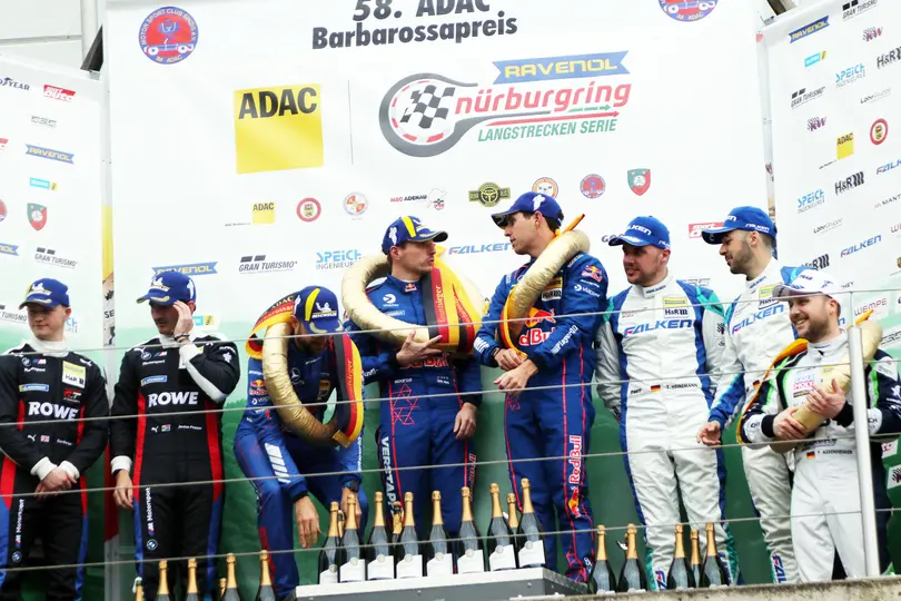 Verstappen en el podio de la Nürburgring Langstrecken-Serie antes de la descalificación | GROSBY GROUP