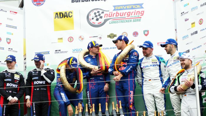 Verstappen en el podio de la Nürburgring Langstrecken-Serie antes de la descalificación | GROSBY GROUP