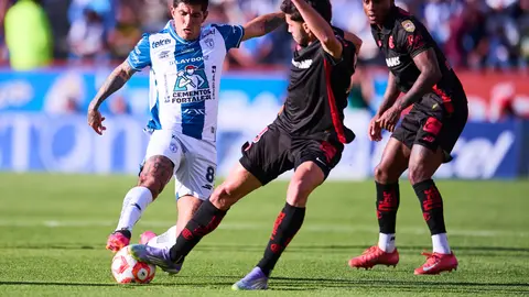 Víctor Guzmán peleando por el balón en el Pachuca vs Toluca | MEXSPORT