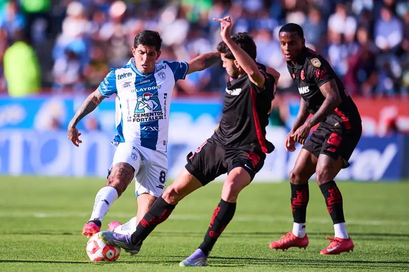 Víctor Guzmán peleando por el balón en el Pachuca vs Toluca | MEXSPORT