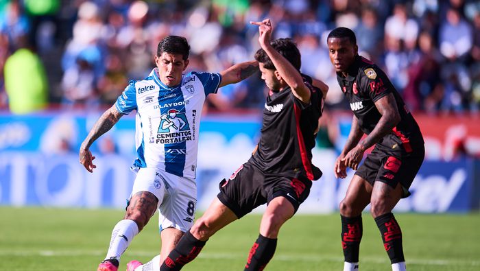 Víctor Guzmán peleando por el balón en el Pachuca vs Toluca | MEXSPORT