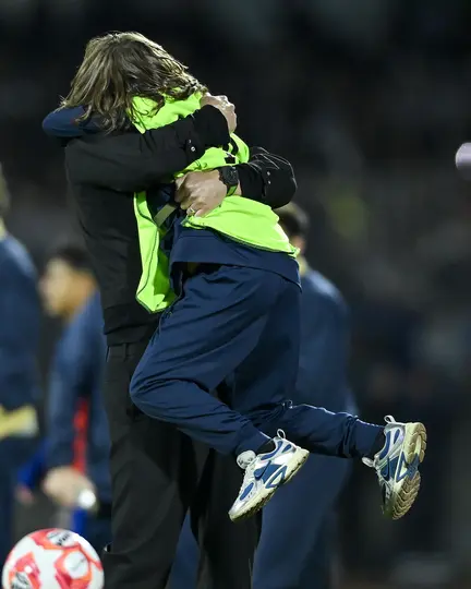 Efraín Juárez celebrando el gol de Robert Morales con su hijo | IMAGO 7