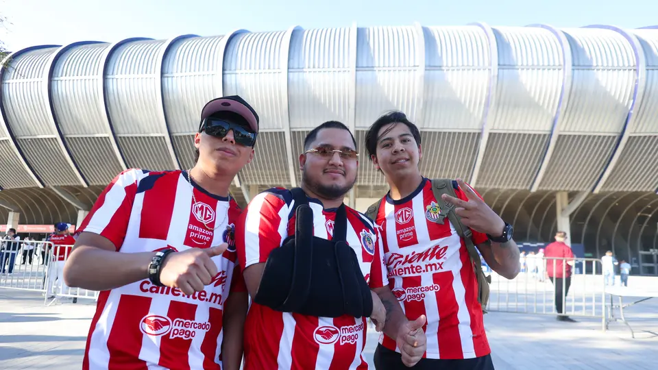 Afición de Chivas afuera del Estadio BBVA I IMAGO7