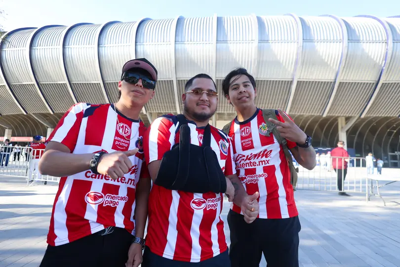 Afición de Chivas afuera del Estadio BBVA I IMAGO7