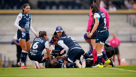 ¡De terror! Chinwendu Ihezuo sufrió grave lesión en victoria de Pachuca contra Pumas