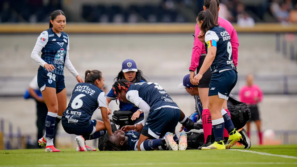 ¡De terror! Chinwendu Ihezuo sufrió grave lesión en victoria de Pachuca contra Pumas