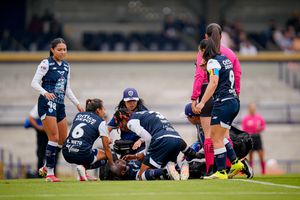 Jugadoras de Pachuca rodean a Chinwendu Ihezuo en su lesión | IMAGO 7