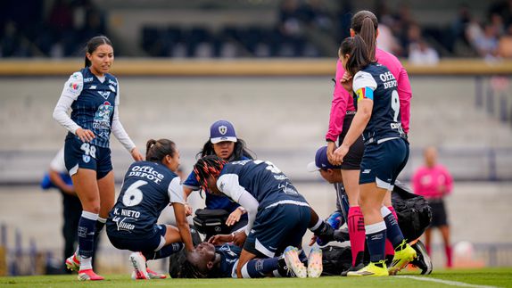 Jugadoras de Pachuca rodean a Chinwendu Ihezuo en su lesión | IMAGO 7