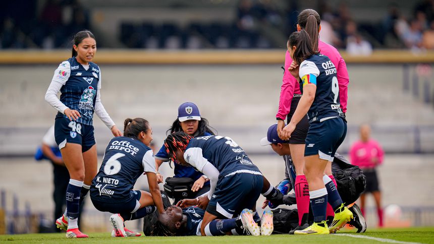 Jugadoras de Pachuca rodean a Chinwendu Ihezuo en su lesión | IMAGO 7