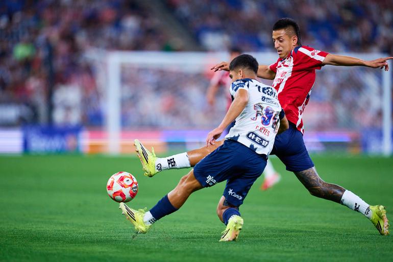 Piojo Alvarado pelea el balón con 'Demonio' Reyes | MexSport