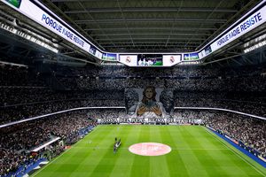 "Diosa del Real, reina de Madrid": Así recibe el Bernabéu al Real Madrid antes del Derbi