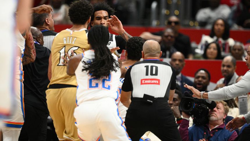 Jugadores de Oklahoma City y Washington Wizards en una trifulca en el partido de la NBA | AP