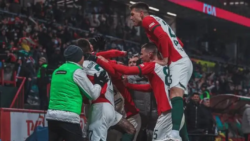 César Montes en elLokomotiv I IG:@cjasib