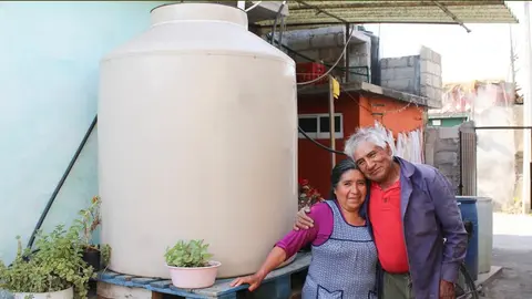 El apoyo está dirigido a familias en situación vulnerable sin tinaco en casa./ RS
