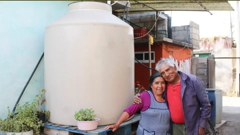 El apoyo está dirigido a familias en situación vulnerable sin tinaco en casa./ RS