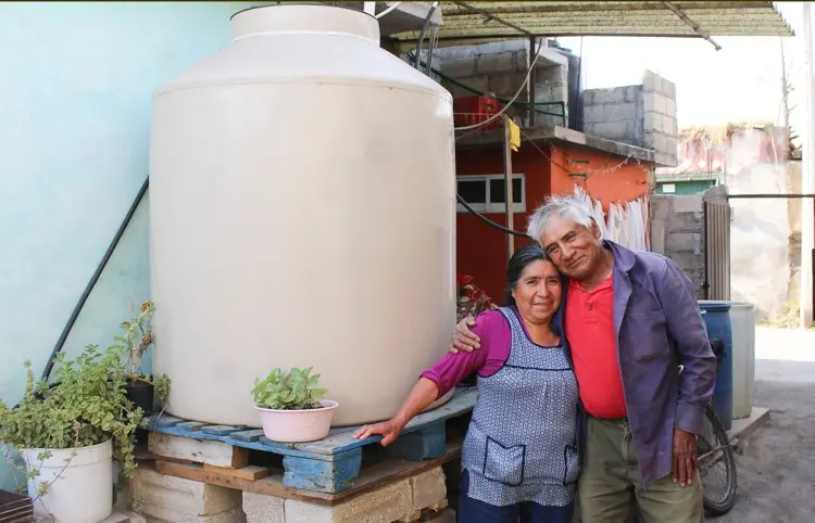 El apoyo está dirigido a familias en situación vulnerable sin tinaco en casa./ RS