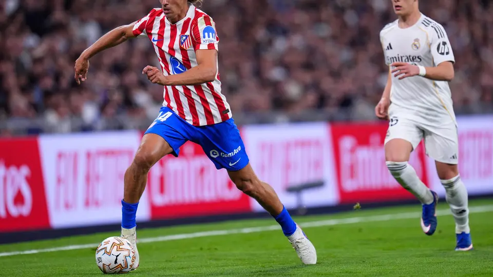 Atlético de Madrid peleando un balón ante Real Madrid l AP