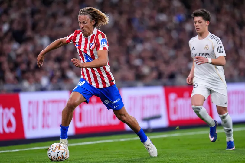 Atlético de Madrid peleando un balón ante Real Madrid l AP