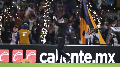Efraín Juárez celebrando el triunfo contra el América con la afición universitaria | MexSport