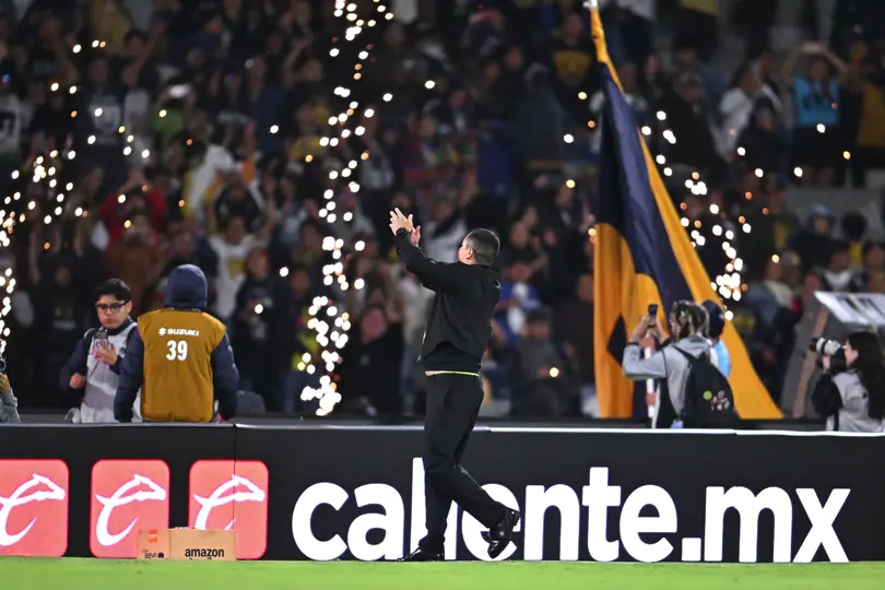 Efraín Juárez celebrando el triunfo contra el América con la afición universitaria | MexSport