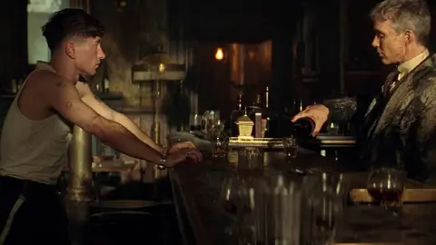 Duke Shelby es quien pone fin a la vida de su padre en el final./ Netflix