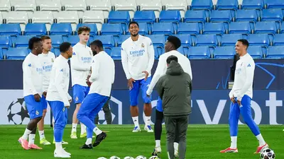 ¡Llegó tarde! Arbeloa deja en el banquillo a Trent-Alexander en el Derbi Madrileño por impuntualidad