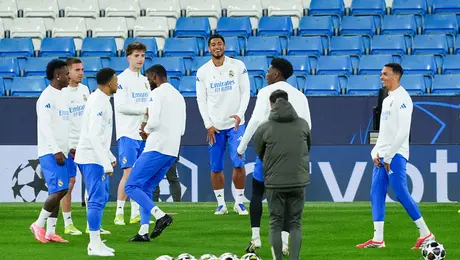 ¡Llegó tarde! Arbeloa deja en el banquillo a Trent-Alexander en el Derbi Madrileño por impuntualidad