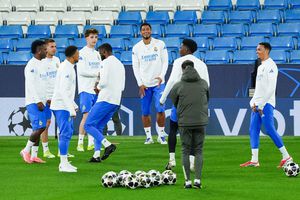 ¡Llegó tarde! Arbeloa deja en el banquillo a Trent-Alexander en el Derbi Madrileño por impuntualidad