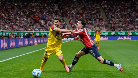 Henry Martin se enfrenta a Diego Campillo en el Clásico entre América y Chivas | IMAGO 7