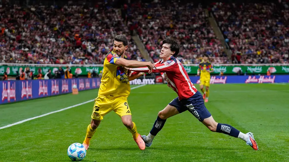 Henry Martin se enfrenta a Diego Campillo en el Clásico entre América y Chivas | IMAGO 7