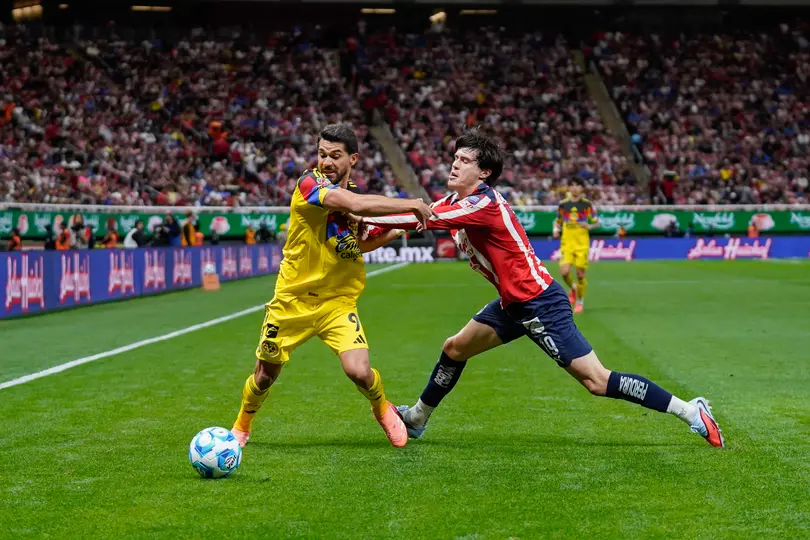 Henry Martin se enfrenta a Diego Campillo en el Clásico entre América y Chivas | IMAGO 7