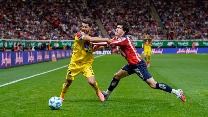 Henry Martin se enfrenta a Diego Campillo en el Clásico entre América y Chivas | IMAGO 7