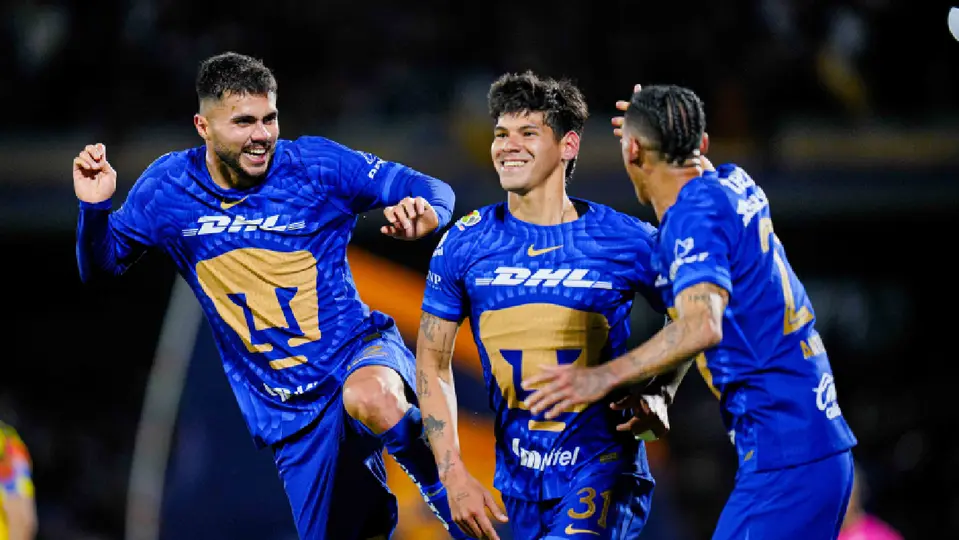 Robert Morales y Uriel Antuna en festejo de gol ante América en el Clásico Capitalino del Clausura 2026 | IMAGO7