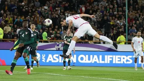 Sardar Azmoun rematando un balón de cabeza l INSTA: @sadar_azmoun