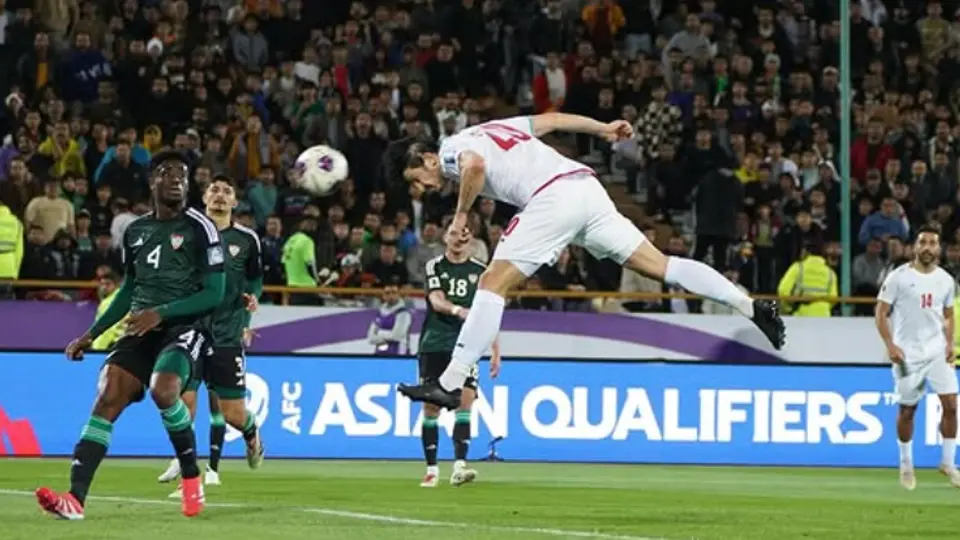 Sardar Azmoun rematando un balón de cabeza l INSTA: @sadar_azmoun