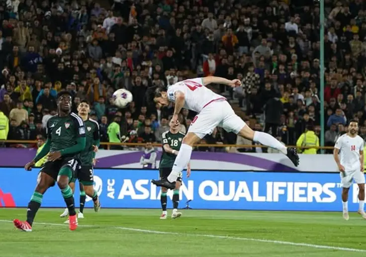 Sardar Azmoun rematando un balón de cabeza l INSTA: @sadar_azmoun