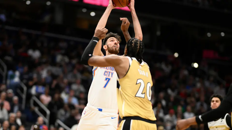 Chet Holmgren se enfrenta a Alex Sarr en el partido de Oklahoma City Thunder contra Washington Wizards | AP