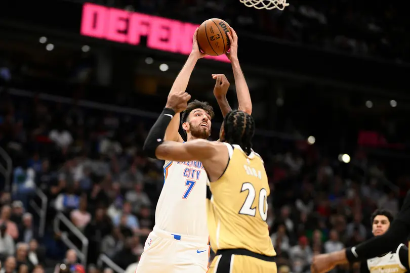 Chet Holmgren se enfrenta a Alex Sarr en el partido de Oklahoma City Thunder contra Washington Wizards | AP