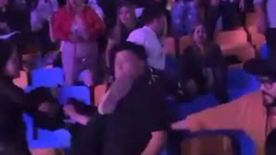Videos captaron el momento en que una mujer cae en las gradas tras la agresión./ Captura de pantalla