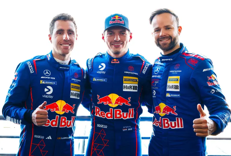 Verstappen con sus compañeros de equipo en la Nürburgring Langstrecken-Serie | X: @Max33Verstappen