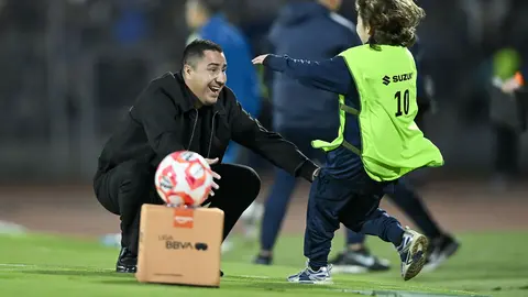 Efraín Juárez celebrando el gol de Robert Morales con su hijo | IMAGO 7